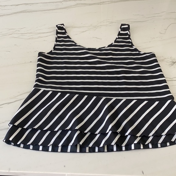 Black and White Gap peplum style top size medium - Picture 4 of 4